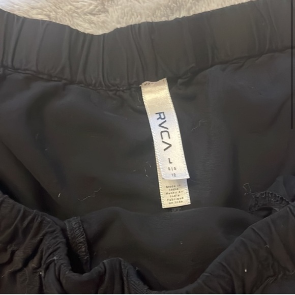 Black size large RVCA shorts with pockets - Picture 2 of 6
